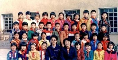 ​赵丽颖从小到大图：赵丽颖小学毕业照你找得出来吗？