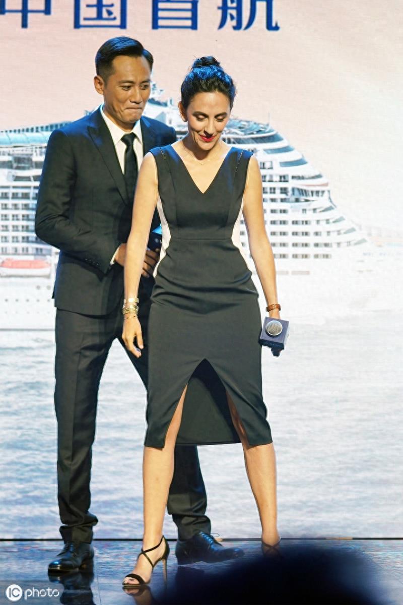 刘烨和妻子安娜甜蜜亮相,偷瞄对方秀恩爱,妻子皱纹满面老态毕现