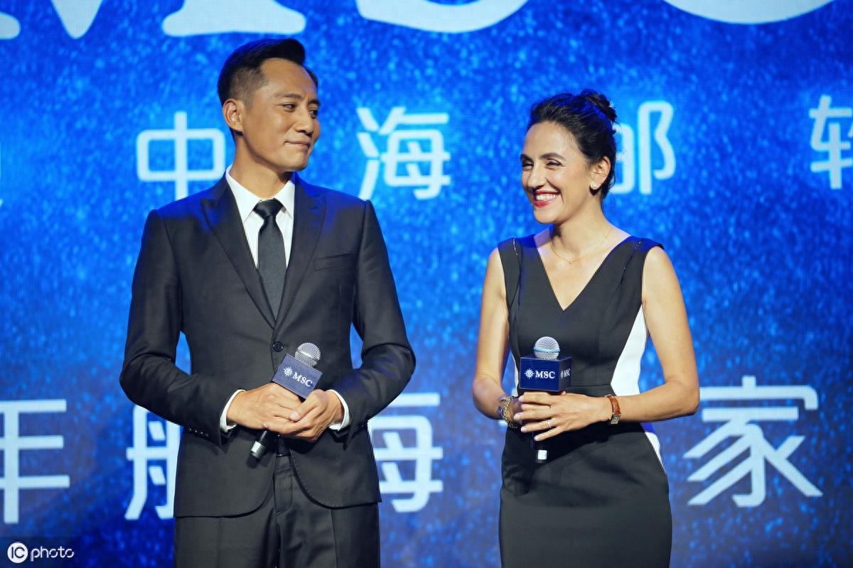 刘烨和妻子安娜甜蜜亮相,偷瞄对方秀恩爱,妻子皱纹满面老态毕现