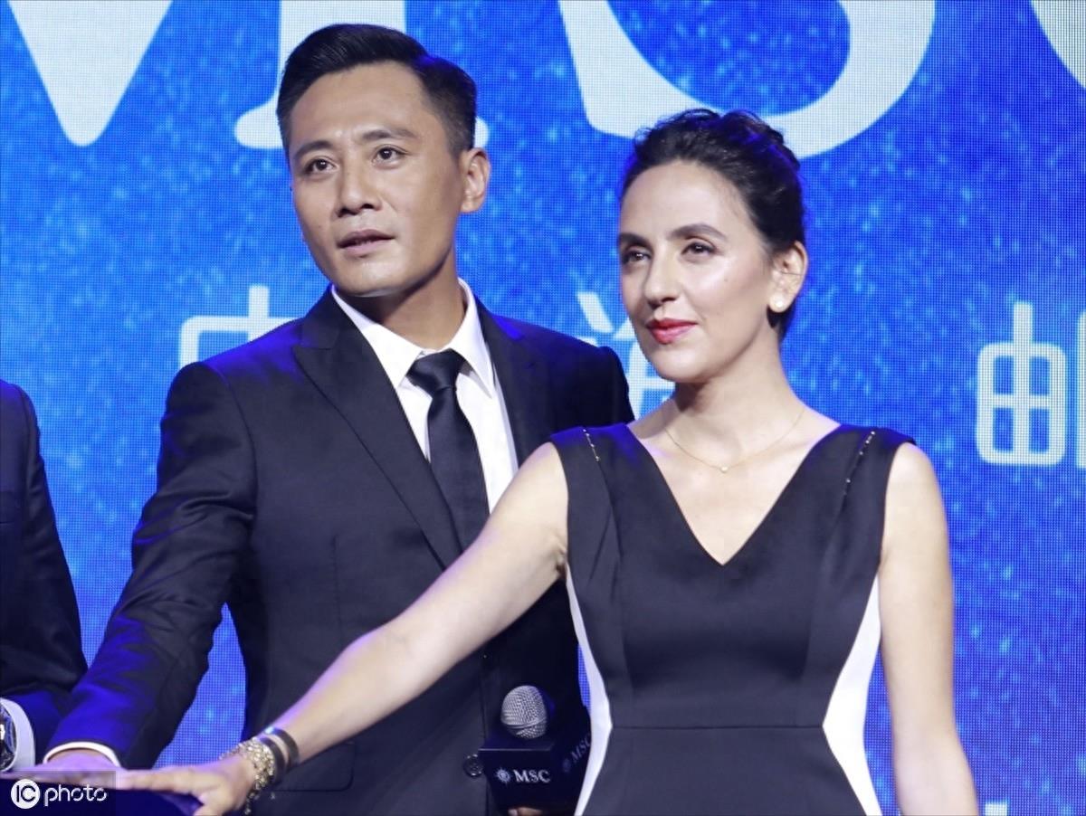 刘烨和妻子安娜甜蜜亮相,偷瞄对方秀恩爱,妻子皱纹满面老态毕现