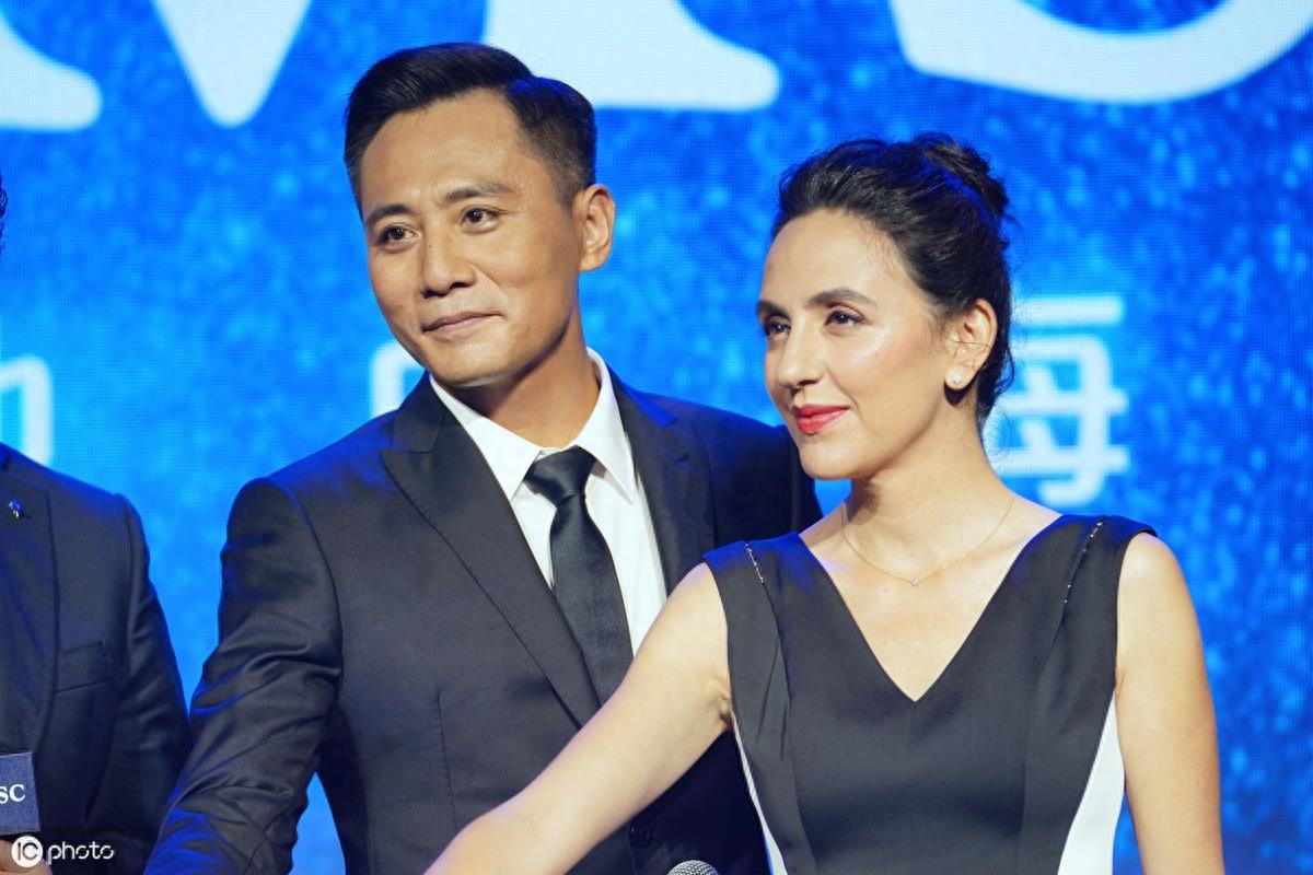 刘烨和妻子安娜甜蜜亮相,偷瞄对方秀恩爱,妻子皱纹满面老态毕现