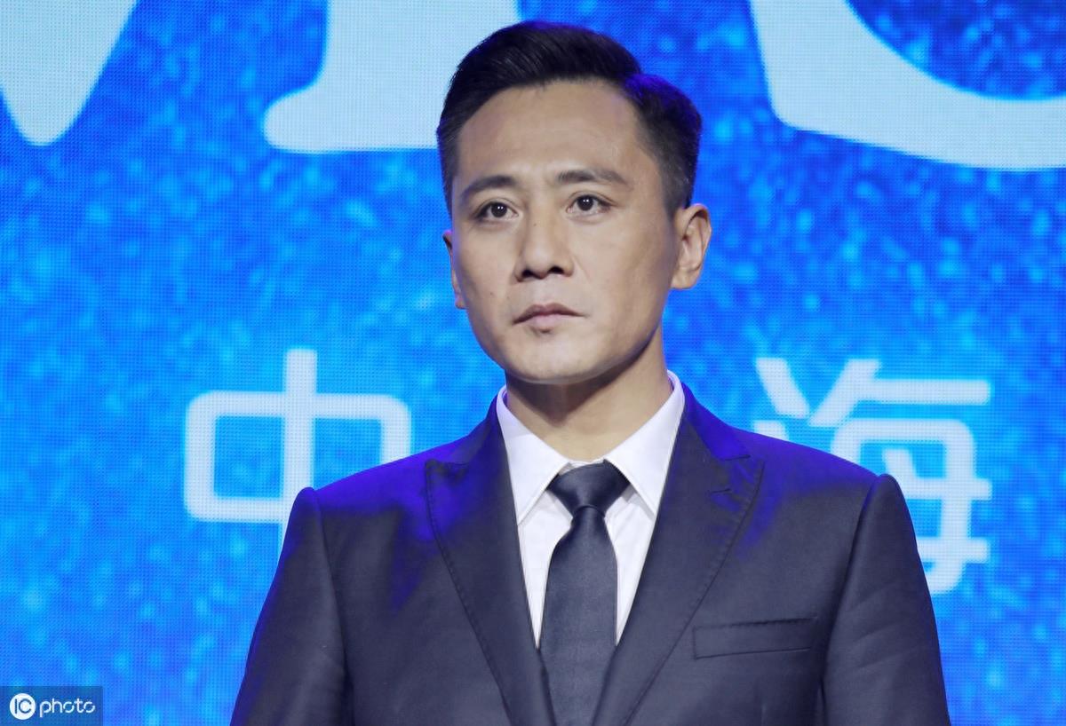 刘烨和妻子安娜甜蜜亮相,偷瞄对方秀恩爱,妻子皱纹满面老态毕现