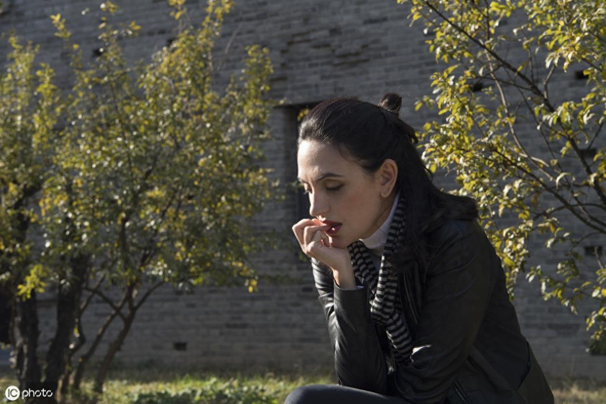 刘烨和妻子安娜甜蜜亮相,偷瞄对方秀恩爱,妻子皱纹满面老态毕现