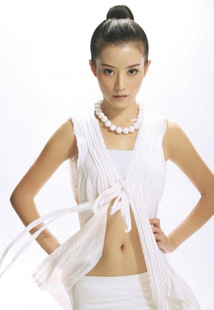 “千面女王”瑛子，《战长沙》中爱国的金秀，娇俏可人，清丽脱俗