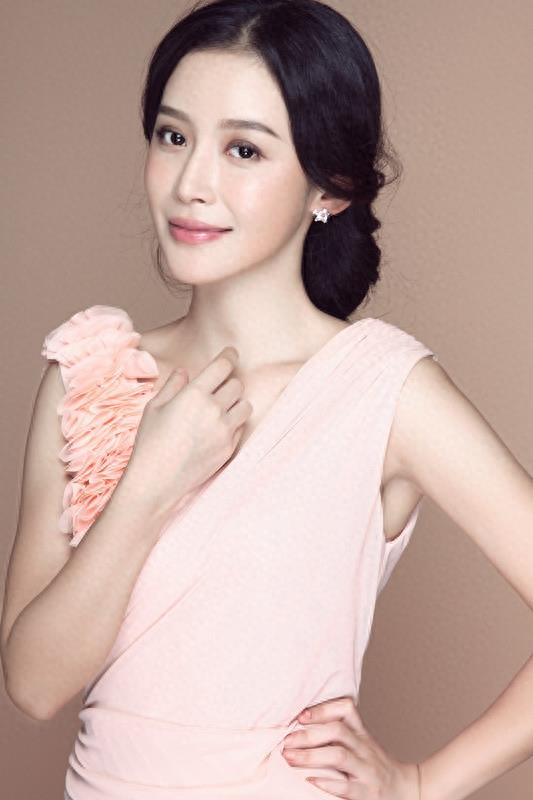 “千面女王”瑛子，《战长沙》中爱国的金秀，娇俏可人，清丽脱俗