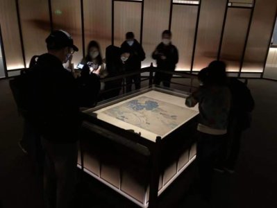 ​《莲塘乳鸭图》上博亮相，缂丝千古杰作留下几个难解之谜