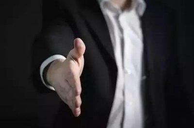 ​上下级的手，该怎么握？