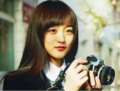 ​吴希泽何泓姗恋情曝光，手拉手逛街感情甜蜜，双方年龄相差9岁