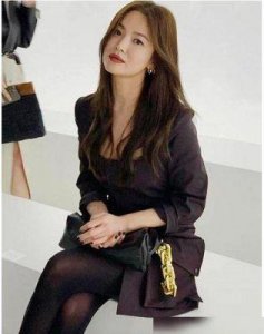 ​汤唯在韩国爆红，宋慧乔金秀贤争相与其合影，萌态可掬