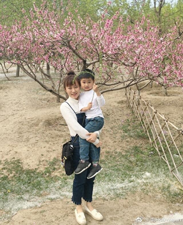 潘阳老公曾送其3800万法拉利求婚 一家人相亲相爱其乐融融