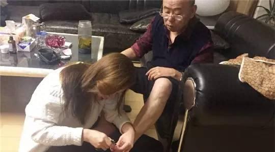 潘阳老公曾送其3800万法拉利求婚 一家人相亲相爱其乐融融