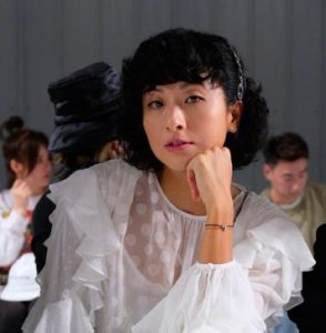 ​45岁徐濠萦近照曝光，长发披肩变化大，清秀装扮颜值瞬间回春