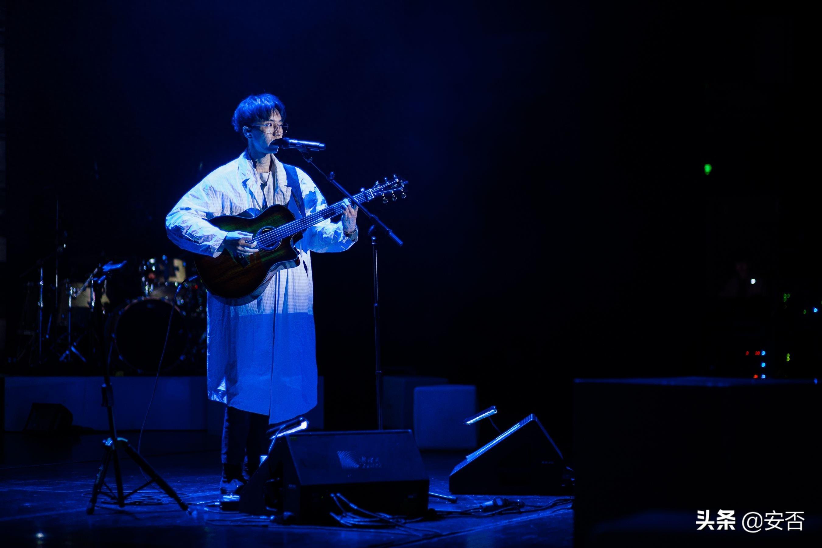 文艺青年喜欢的十五位小众民谣歌手,总有一个你没有听过