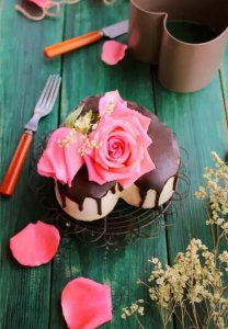 ​情人节大数据：鲜花、巧克力、蛋糕“老三样”热度不减，女性能顶消费半边天