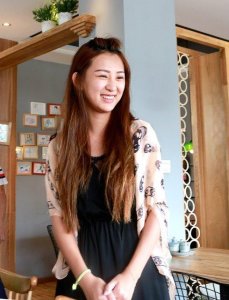 ​街拍：玉腿高胸、长发飘飘的哈尔滨美女