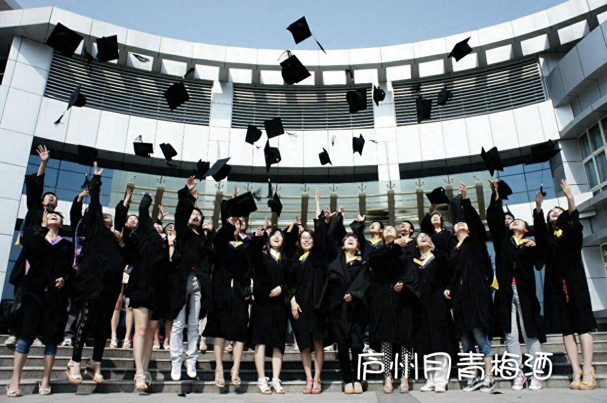 安徽大学生拍史上“恐怖”毕业照给青春留念,宝宝看完内心苦啊