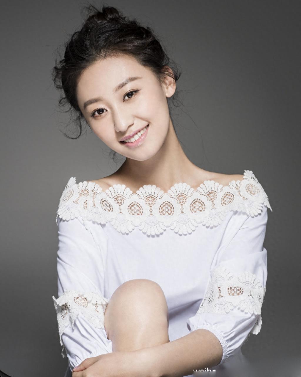 袁中方外表清新亮丽，性格落落大方