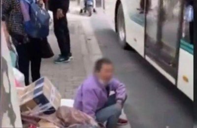​女子携带大量废品乘公车被拒，坐地大哭……上海的车队回应了