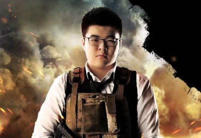 ​韦神女友成＂秀夫狂魔＂，化身“绝地李佳琦”安利男友新皮肤甜到酣