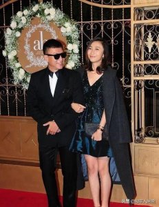 ​孙红雷三岁女儿近照曝光！五官清秀超可爱，扎马尾脸型像妈妈