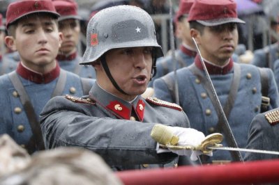 ​有种浓浓穿越感，智利士兵穿着打扮如同二战德军，战斗力也强