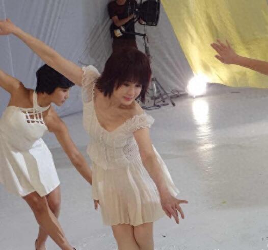 71岁潘迎紫近照，宛如17岁少女，真正的“天山童姥附体”