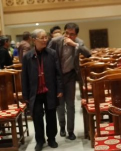 ​马三立之子马志明现身德云社，75岁仍精神抖擞，众人簇拥声望高