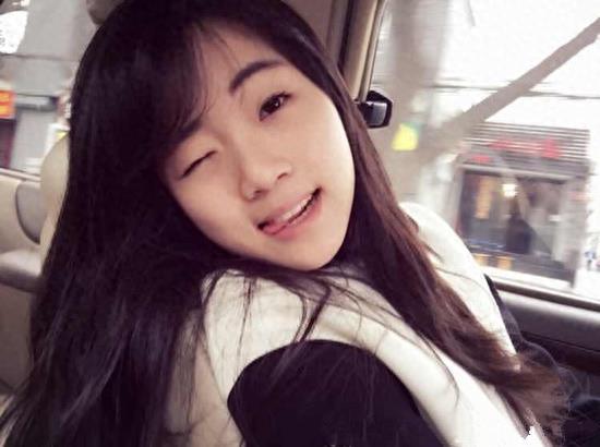 54岁张凯丽和丈夫近照,丈夫曾是知名作家,转行成地产大亨