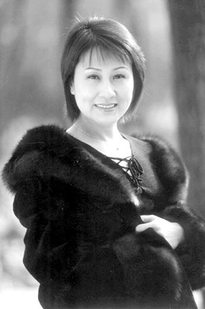 54岁张凯丽和丈夫近照,丈夫曾是知名作家,转行成地产大亨