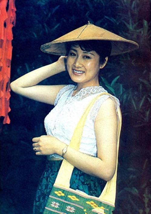 54岁张凯丽和丈夫近照,丈夫曾是知名作家,转行成地产大亨