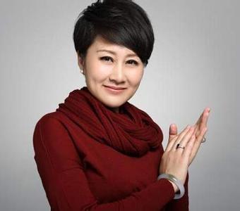 54岁张凯丽和丈夫近照,丈夫曾是知名作家,转行成地产大亨