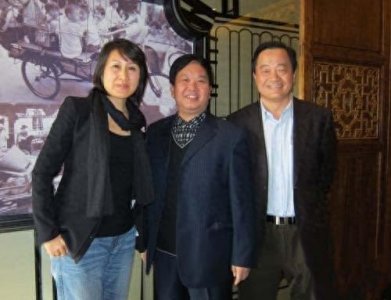 ​54岁张凯丽和丈夫近照，丈夫曾是知名作家，转行成地产大亨