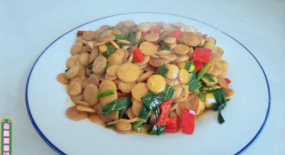 ​豆饼千万不能下锅直接炒，传你这个技巧，豆饼酥香更入味