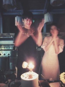 ​唐艺昕为张若昀庆生，不断拍手唱生日歌，张若昀傻笑一脸幸福