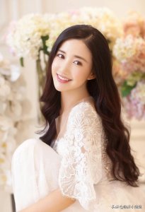 ​陈欣予，知性唯美的胶原蛋白女神，白净如雪的肌肤，美爆啦