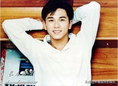 ​57岁温兆伦近照曝光，现身小县城商演，露天舞台简陋显寒酸