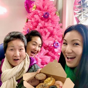 ​73岁郑佩佩近照略显苍老，2个女儿罕见露面，样貌还原年轻时妈妈