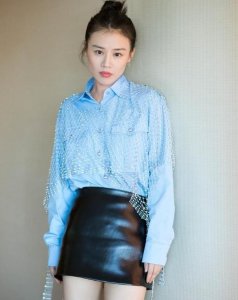 ​今年流行一种裙装叫＂液体裙＂，时髦高级超百搭，明星们都上头了