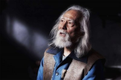 ​83岁老戏骨王德顺近照曝光，童颜鹤发身材健美，与年轻人同框全胜