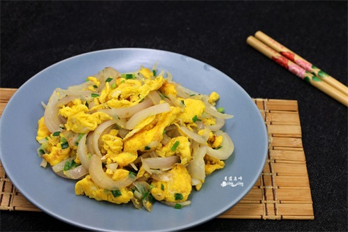 这个菜，吃一次，流一次眼泪，但又香又嫩，甜蜜蜜，脆生生，好吃