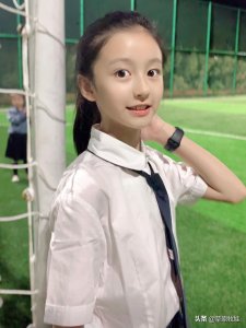 ​童模裴佳欣怕和同学撞衫，就穿自己设计的婚纱亮相，谁知美成公主