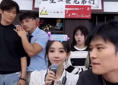 ​苍老师空降小杨哥直播间，5分钟涨粉五万，杨爸害羞脸红不知所措