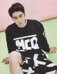 ​蒋劲夫白人女友自曝被家暴！晒出被折断笔记本电脑，称被其掐脖