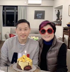 ​61岁唐鹤德近照曝光！头发乌黑状态似小伙，张国荣前经纪人伴左右