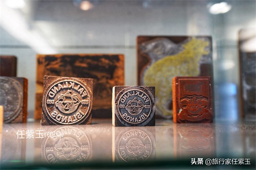 南极三岛之一，福克兰群岛，居民只不到两千人，首府也是唯一城镇