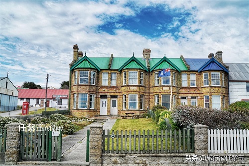 南极三岛之一，福克兰群岛，居民只不到两千人，首府也是唯一城镇