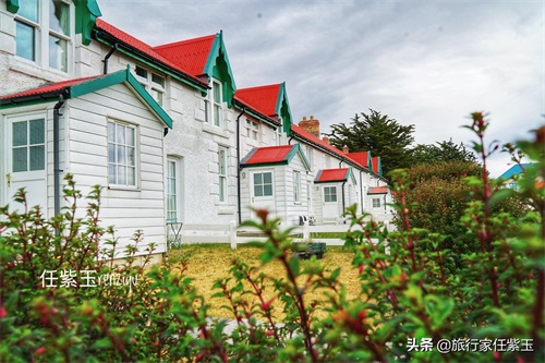 南极三岛之一，福克兰群岛，居民只不到两千人，首府也是唯一城镇