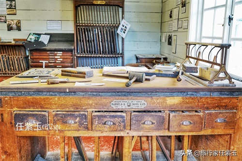 南极三岛之一，福克兰群岛，居民只不到两千人，首府也是唯一城镇