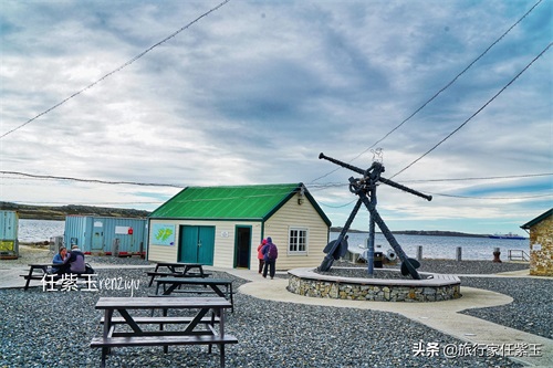 南极三岛之一，福克兰群岛，居民只不到两千人，首府也是唯一城镇