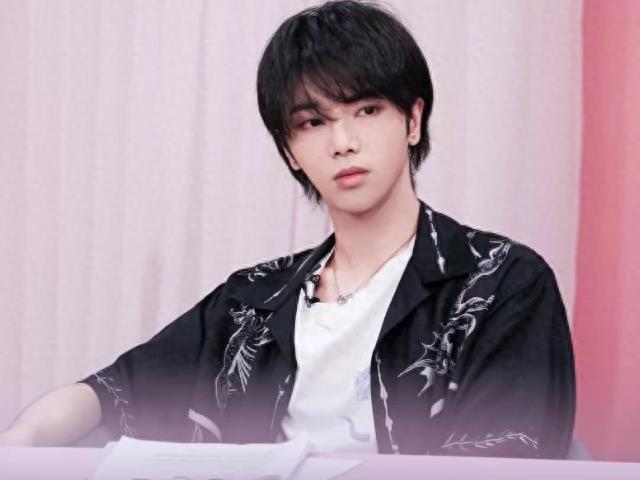 最新唱片销量排行榜,坤坤榜上无名花花仅排第二,看到榜首:恭喜